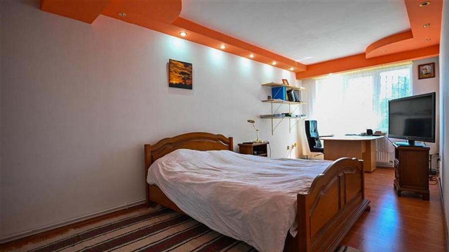 Duplex cu 13 camere cu Canalizare în Central