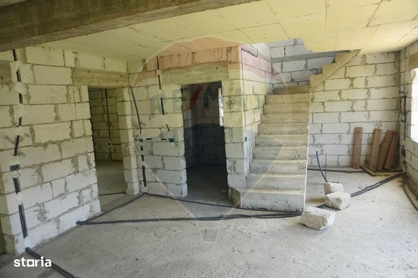 Casă cu 4 camere cu Teren 1640 Mp în Moisei