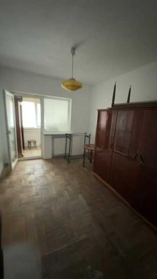Apartament cu 3 camere decomandat în Sud