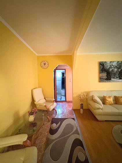 Apartament cu 3 camere decomandat în Est