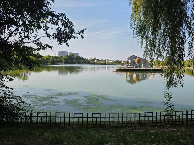 Apartament cu 4 camere decomandat în Lacul Tei