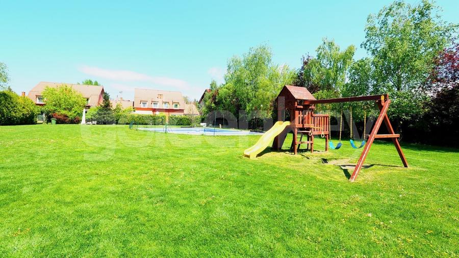 Duplex cu 6 camere cu Piscina în Iancu Nicolae