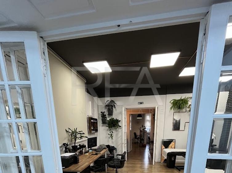 Apartament cu 4 camere semidecomandat, mobilat în Romană