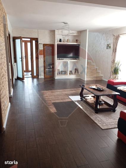 Casă cu 7 camere cu Teren 1183 Mp în Central