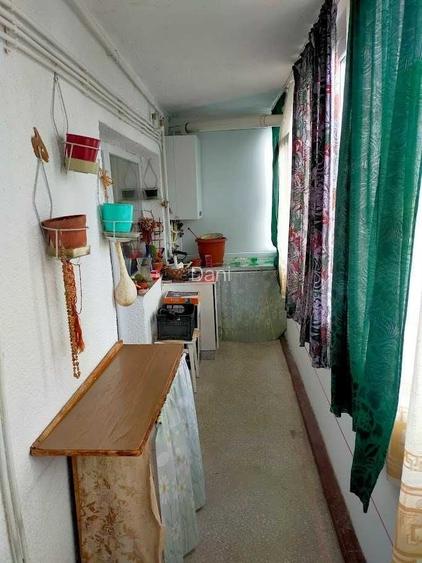 Vand doua apartamente vecine, avand fiecare cate 2 camere, decomandate, situate in zona piata centrala agroalimentara