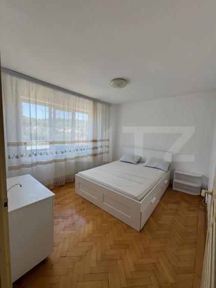 Apartament cu 3 camere semidecomandat, mobilat în Moreni