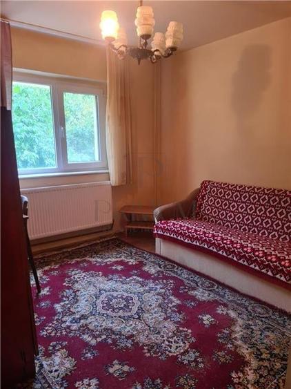 Apartament cu 3 camere semidecomandat în Girocului