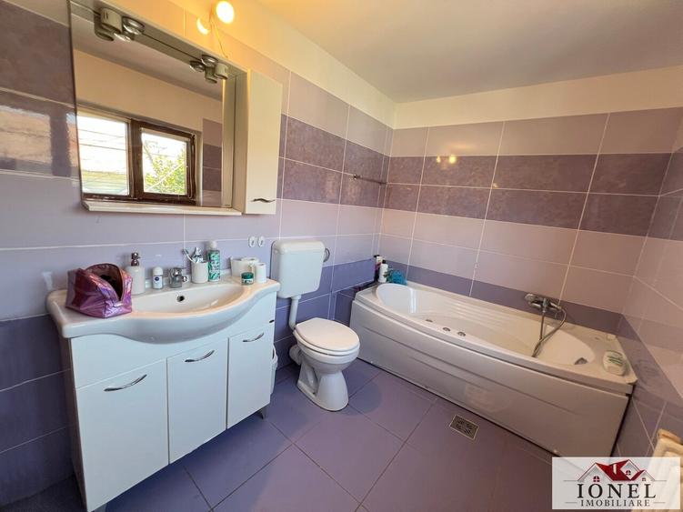Casă individuală cu 9 camere cu Canalizare în Central