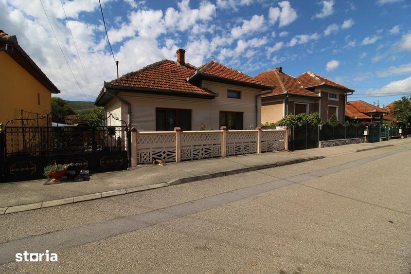 Casă cu 5 camere cu Teren 264 Mp în Teliucu Inferior