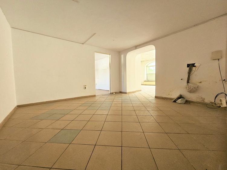 Casă individuală cu 12 camere cu Canalizare în Casa de Cultură