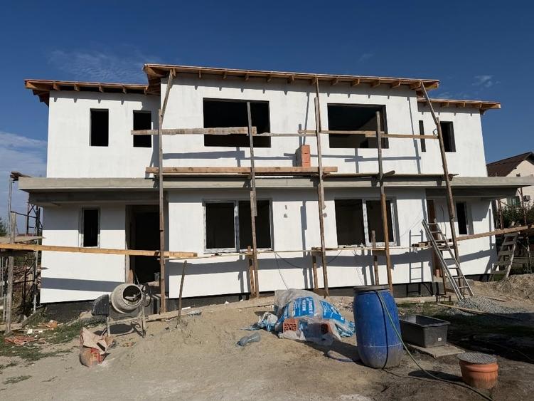 Duplex cu 5 camere cu Canalizare în Cornetu
