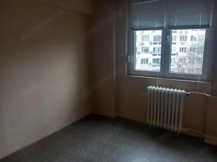 Apartament cu 3 camere semidecomandat în Tineretului