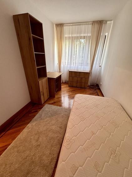 Apartament cu 4 camere decomandat în Aleea Trandafirilor