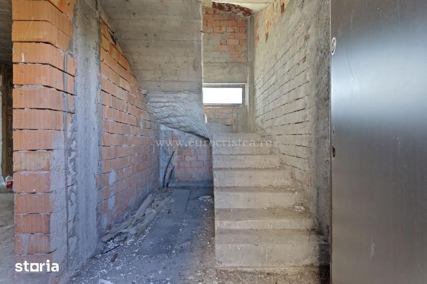 Casă cu 8 camere cu Teren 500 Mp în Schitu