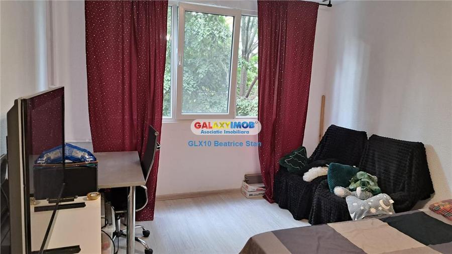 Apartament cu 3 camere decomandat în Drumul Taberei