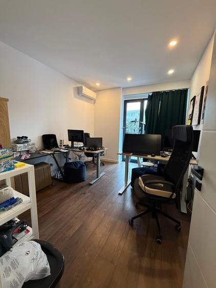 Apartament cu 3 camere decomandat în P-ța Victoriei