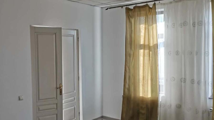 Casă individuală cu 10 camere cu Teren 200 Mp în Central