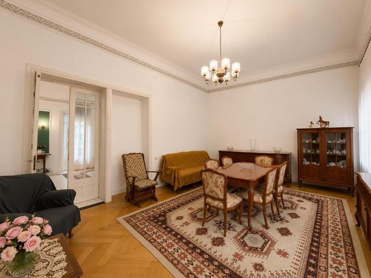 Apartament cu 4 camere semidecomandat în Romană