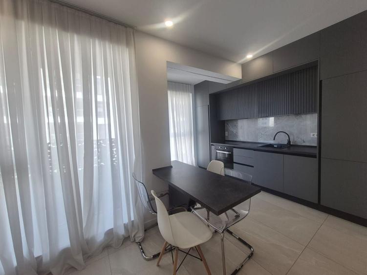 Apartament cu 3 camere semidecomandat, mobilat în Pipera