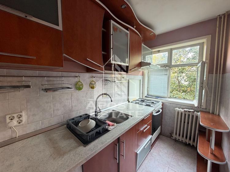 Apartament cu 3 camere semidecomandat, mobilat în Dacia