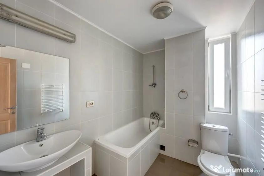 Apartament cu 3 camere decomandat în Drumul Sării