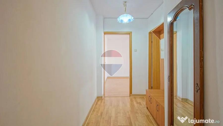 Apartament cu 3 camere semidecomandat în Nord