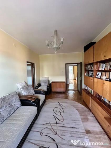 Apartament cu 3 camere semidecomandat în Peninsula