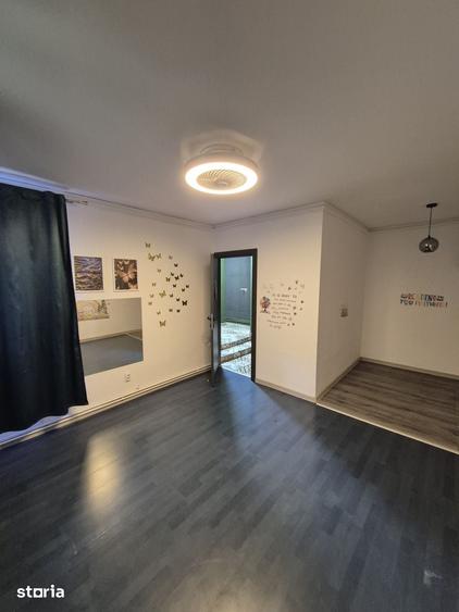 Casă cu 7 camere cu Teren 100 Mp în Vatra Luminoasă