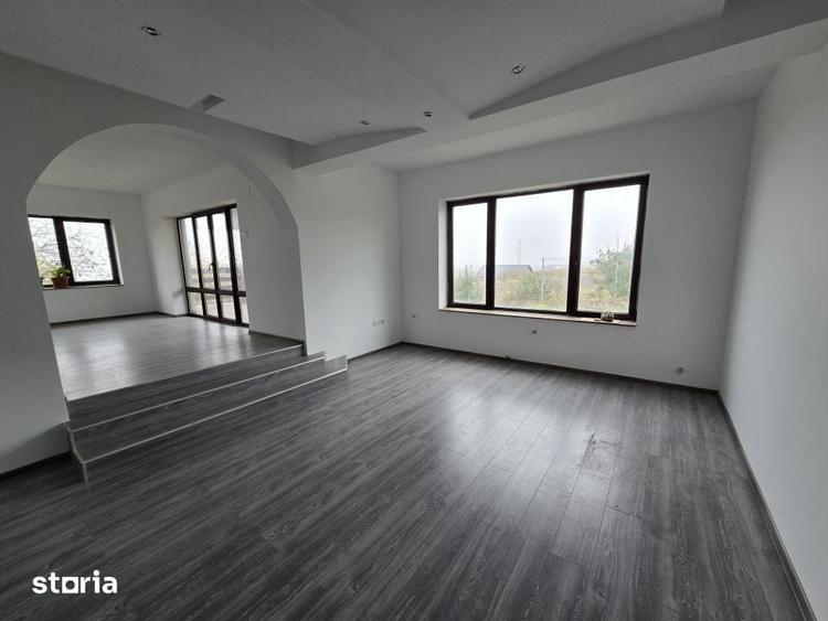 Casă cu 8 camere cu Teren 961 Mp în Hemeiuș