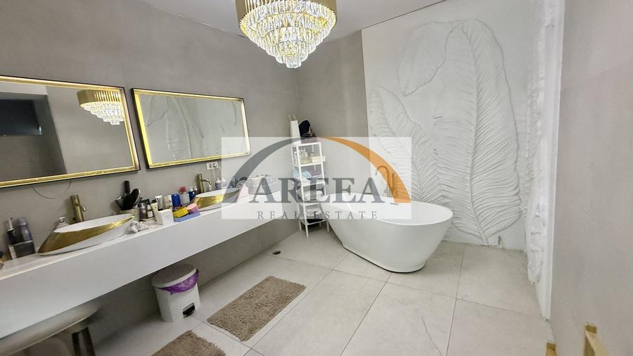 Casă individuală cu 7 camere cu Canalizare în Tunari