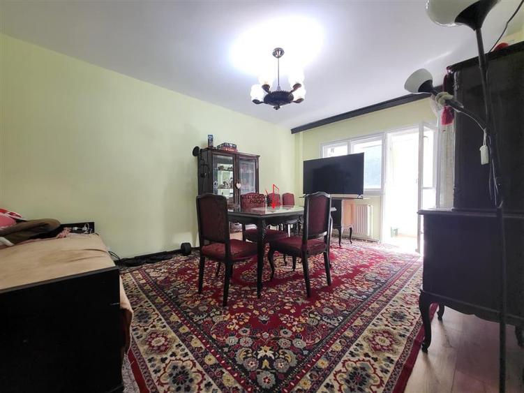 Apartament cu 3 camere decomandat în Titan