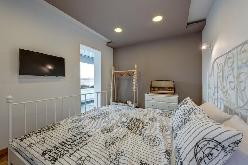 Apartament cu 3 camere, mobilat în P-ța Romană