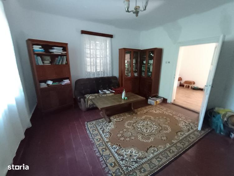 Casă cu 4 camere cu Teren 6000 Mp în Central