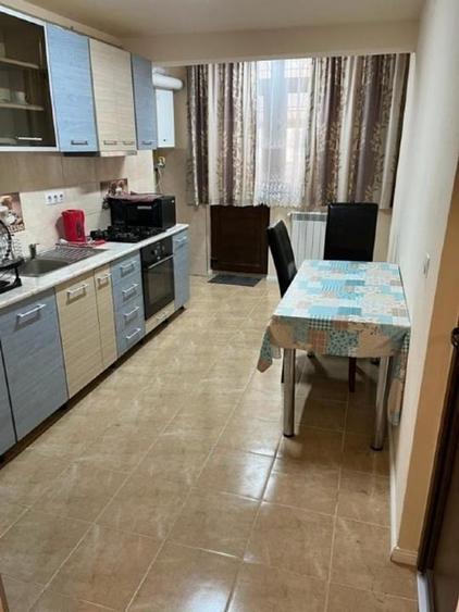 Apartament cu 3 camere semidecomandat în Cetate
