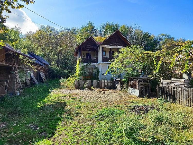 Casă cu 6 camere cu Teren 2080 Mp în Gura Foii