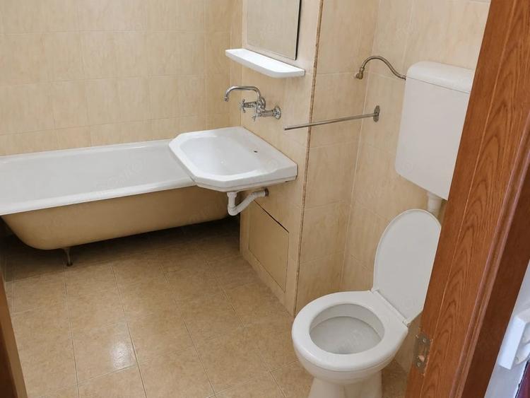 Apartament cu 3 camere decomandat în Rovine