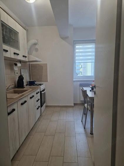 Apartament cu 2 camere decomandat în Tractorul