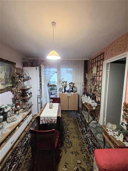 Apartament cu 3 camere semidecomandat în Groapa