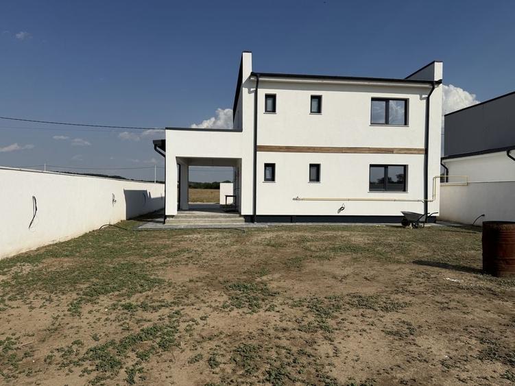 Casă cu 4 camere în Cârcea