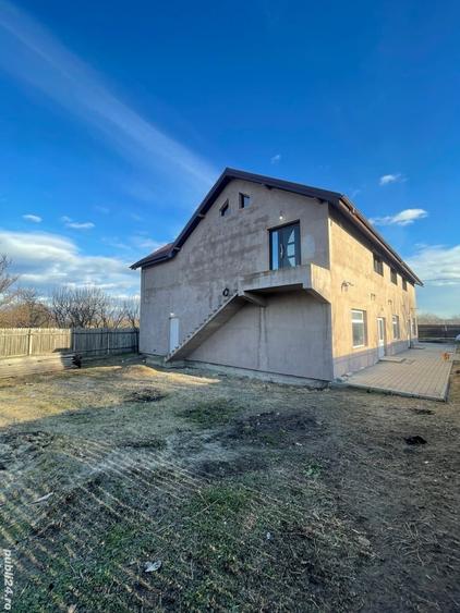 Casă cu 6 camere cu Teren 600 Mp în Moldoveni