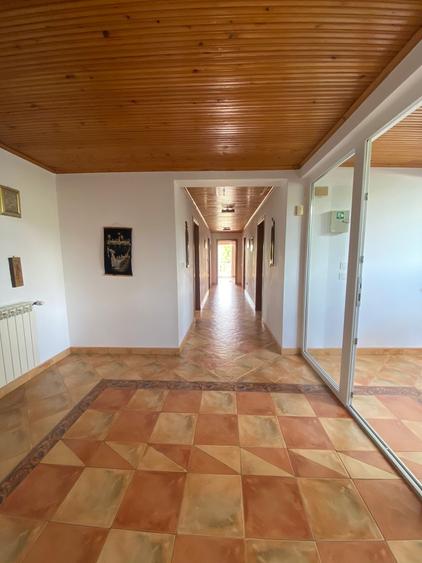 Casă individuală cu 9 camere cu Canalizare în Roșu
