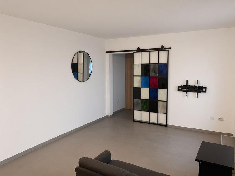 Apartament cu 3 camere semidecomandat, mobilat în Victoriei