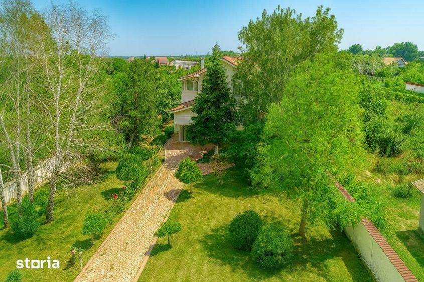 Casă cu 9 camere cu Teren 4500 Mp în Central