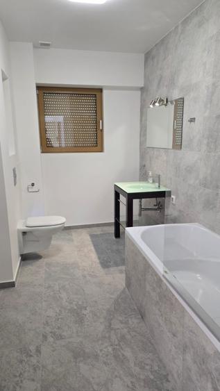 Apartament cu 5 camere decomandat în Primăverii