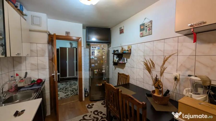 Apartament cu 3 camere decomandat în Micro 4