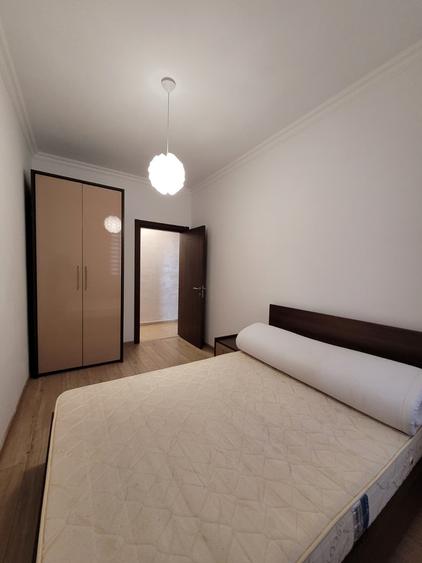 Apartament cu 3 camere semidecomandat, mobilat în Central