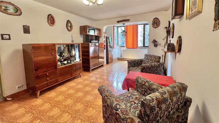 Apartament cu 3 camere semidecomandat în Astra