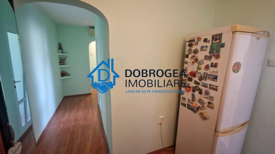 Apartament cu 3 camere semidecomandat, mobilat în Vest