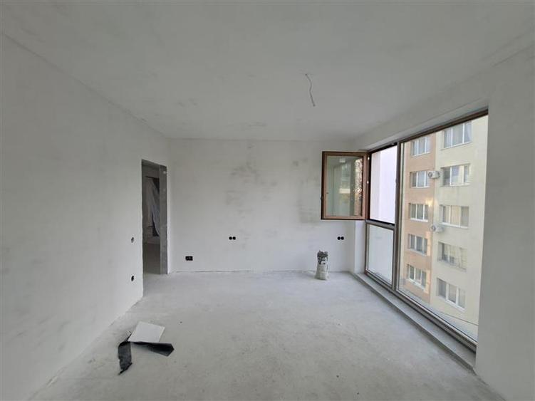 Apartament cu 3 camere semidecomandat în Grigorescu