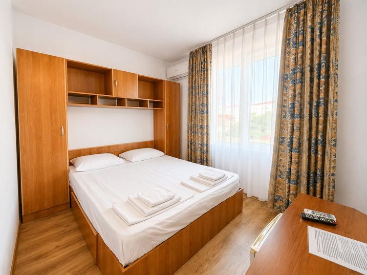 Casă individuală cu 16 camere cu Canalizare în Central